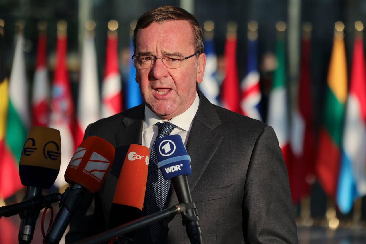 Belgien, Brüssel: Boris Pistorius, Bundesverteidigungsminister, spricht bei seiner Ankunft zu einem Treffen der Nato-Verteidigungsminister im Nato-Hauptquartier. Belgien, Brüssel: Boris Pistorius, Bundesverteidigungsminister, spricht bei seiner Ankunft zu einem Treffen der Nato-Verteidigungsminister im Nato-Hauptquartier.