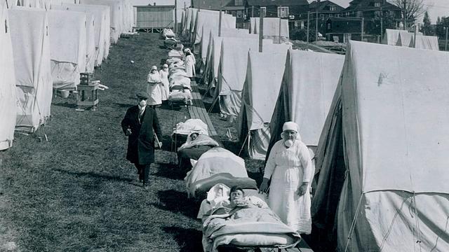 Die sogenannte Spanische Grippe im Jahr 1918 in den USA - Notlazarett in Zelten auf einer Grünfläche in Brookline, Massachusetts, USA. 