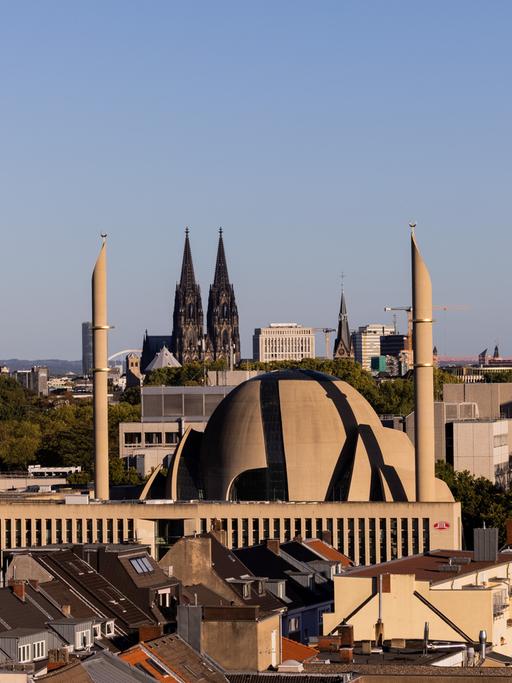 Im Licht in der untergehenden Sonne sind die Zentralmoschee der DITIB (Türkisch-Islamische Union der Anstalt für Religion) und der Kölner Dom zu sehen. 