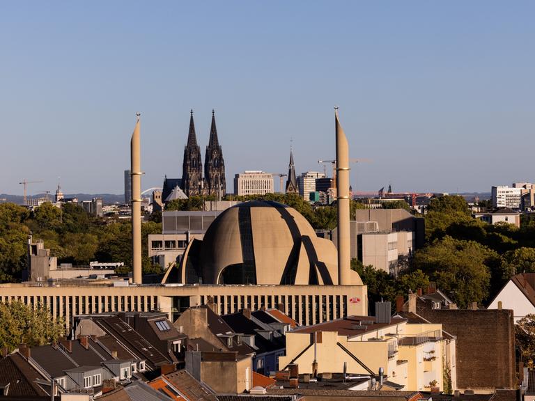 Im Licht in der untergehenden Sonne sind die Zentralmoschee der DITIB (Türkisch-Islamische Union der Anstalt für Religion) und der Kölner Dom zu sehen. 