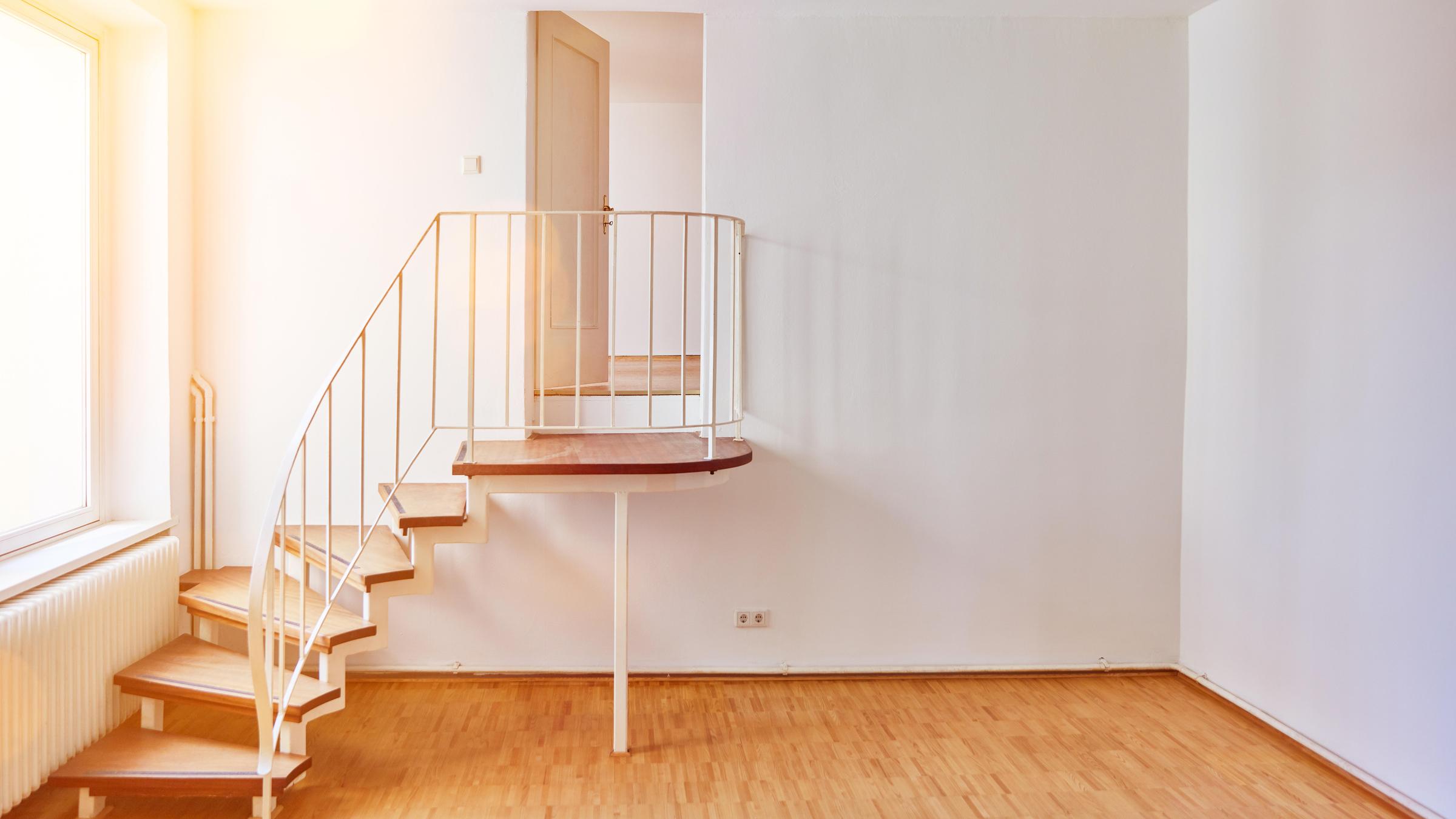 Ein helles Zimmer in einer Altbauwohnung mit Treppe als Durchgangszimme...</p>

                        <a href=