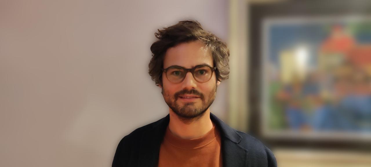 Sebastian Sevignani, ein Mann mit dunklen Haaren, Brille und kurzem Bart, in T-Shirt und blauem Sakko, schaut mit schiefem Lächeln in die Kamera. Sebastian Sevignani, ein Mann mit dunklen Haaren, Brille und kurzem Bart, in T-Shirt und blauem Sakko, schaut mit schiefem Lächeln in die Kamera.