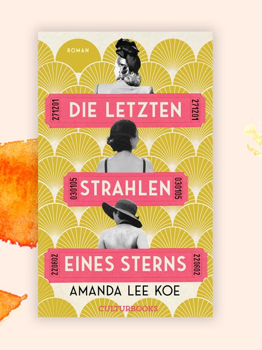 Das Cover Buches von Amanda Lee Koe, "Die letzten Strahlen eines Sterns" auf orange-weißem Hintergrund. Das Cover zeigt drei Frauen von hinten, zwischen den jeweiligen Fotos ist jeweils ein roter Balken mit einem Teil des Titels zu sehen. Zudem steht der Name der Autorin auf dem Cover.  