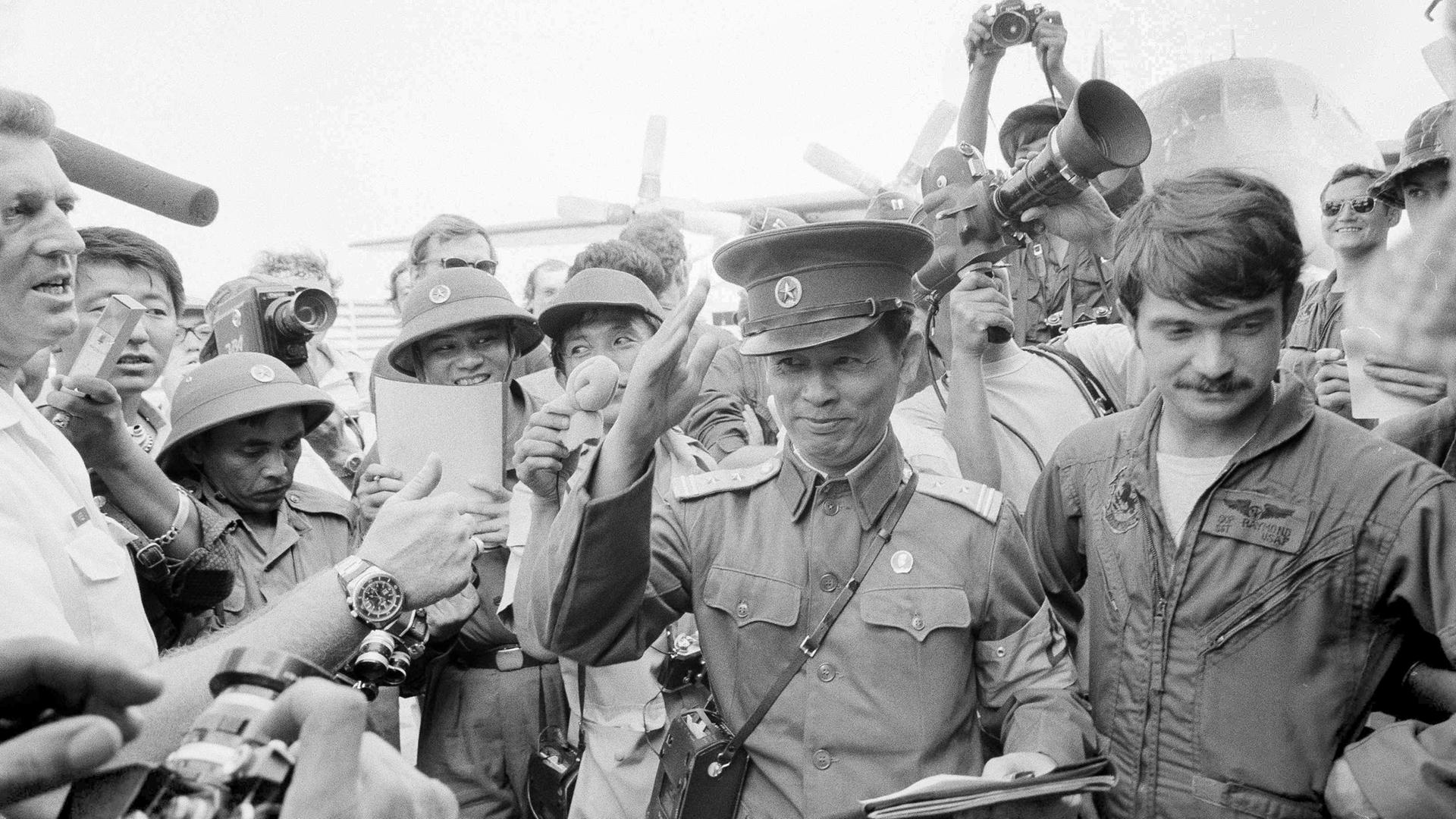 Der nordvietnamesische Oberstleutnant Bui Tin - Bildmitte - winkt am 29. März 1973 den letzten US-Truppen zum Abschied bei ihrem endgültigen Abzug aus Saigon,