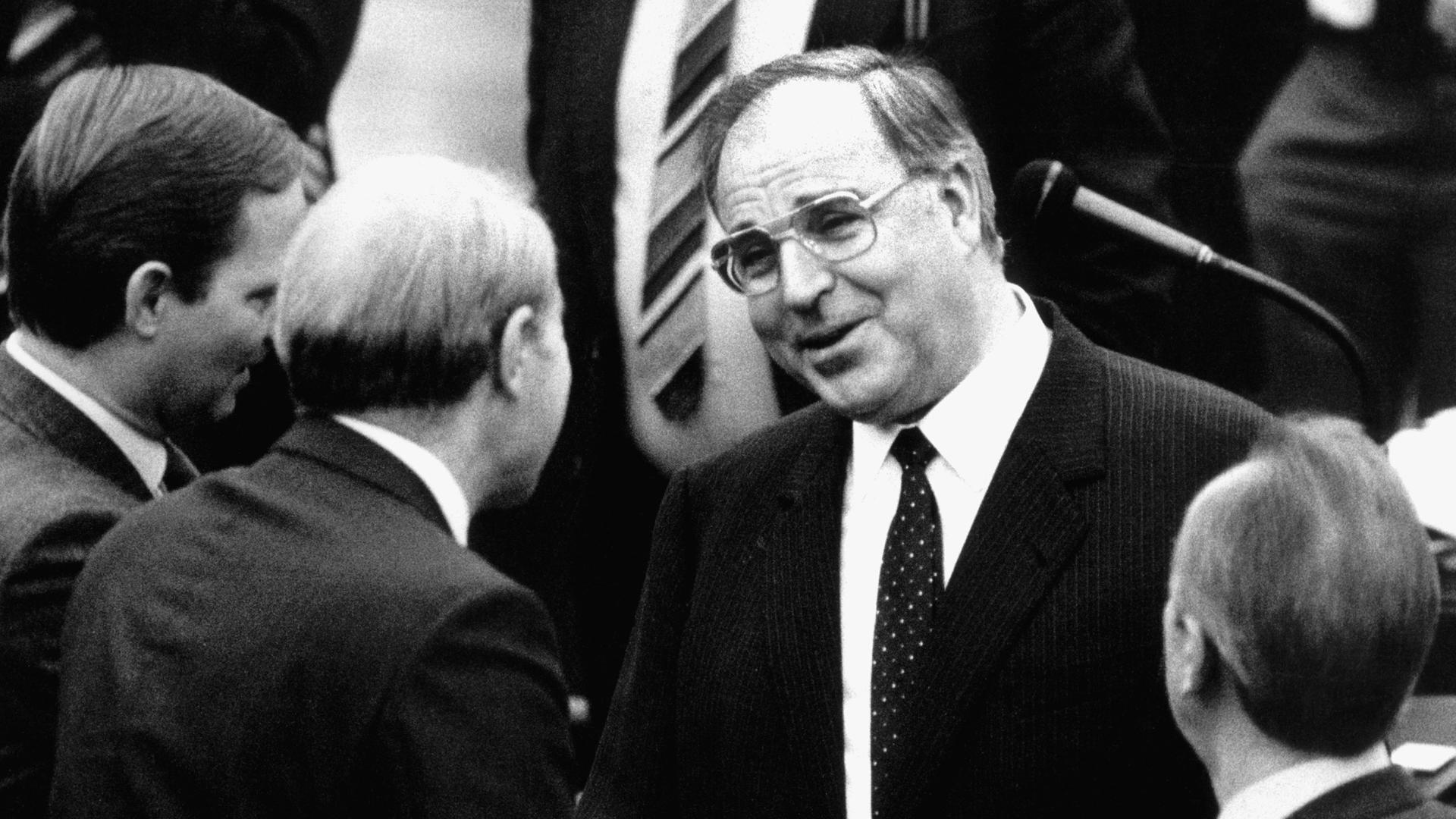 Vertrauensfrage Vor 40 Jahren - Als Helmut Kohl Im Bundestag Auf ...