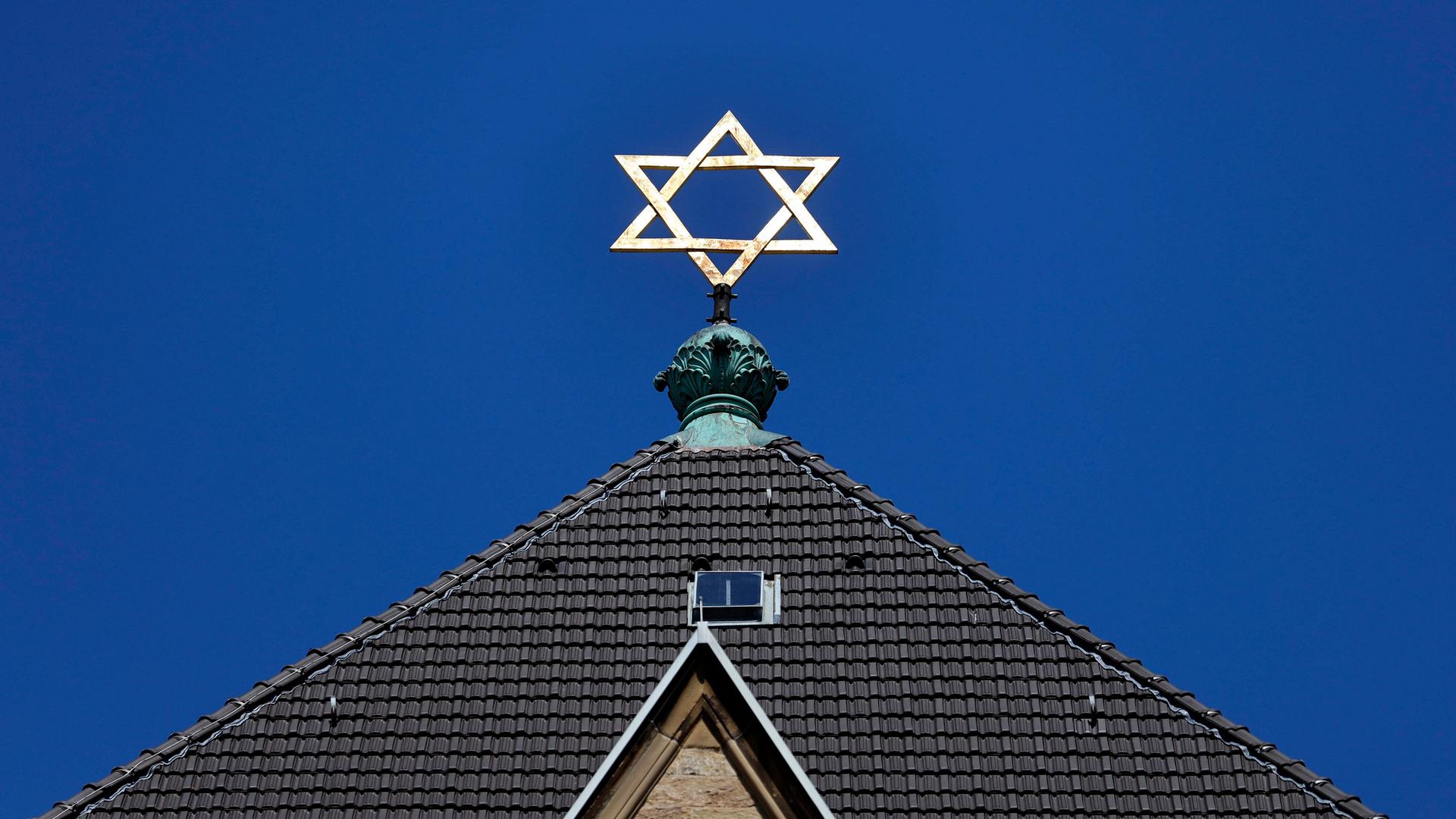 Davidstern auf dem Hausdach einer Synagoge.