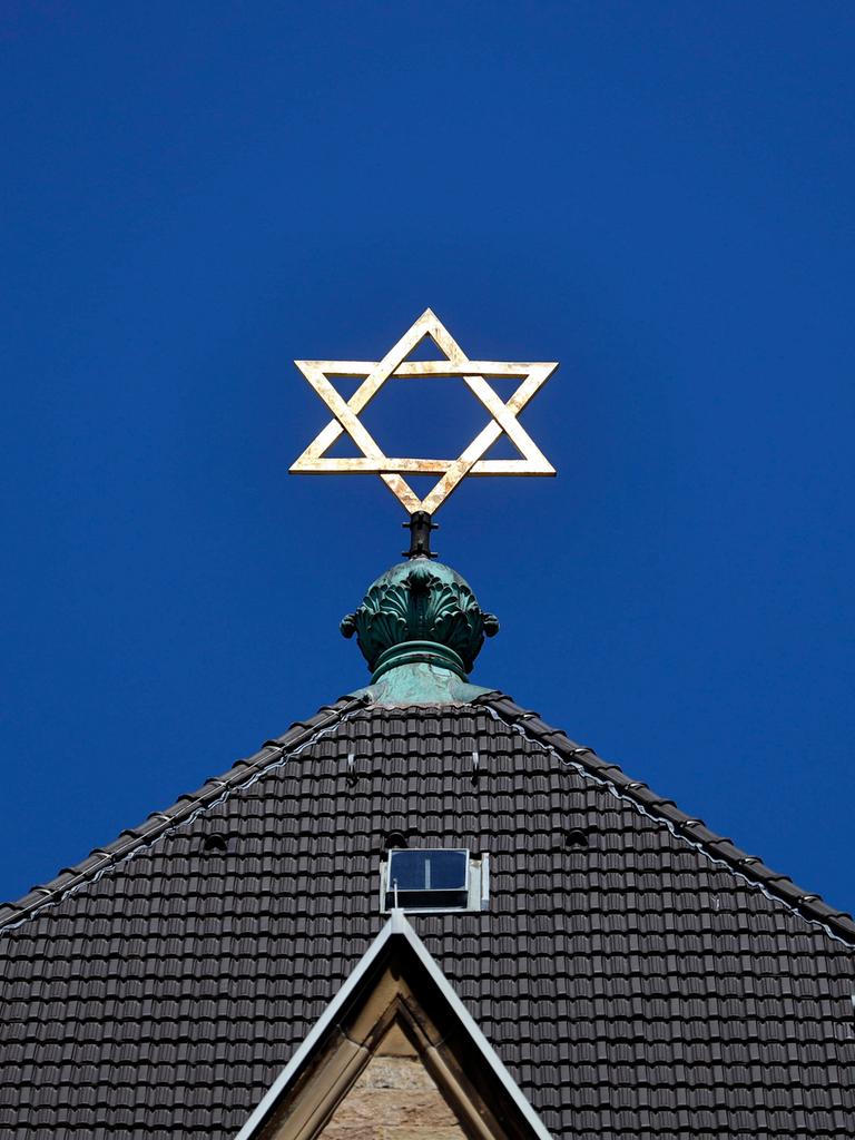 Davidstern auf dem Hausdach einer Synagoge.