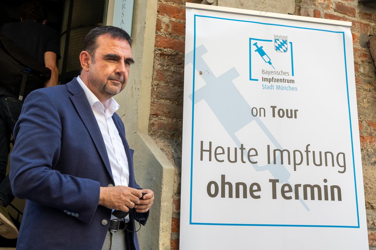 Klaus Holetschek (l, CSU), Staatsminister für Gesundheit und Pflege, steht vor dem provisorischen Impfzentrum in der Frauenkirche im Herzen der bayerischen Landeshauptstadt neben einem Schild mit der Aufschrift "Heute Impfung ohne Termin". Klaus Holetschek (l, CSU), Staatsminister für Gesundheit und Pflege, steht vor dem provisorischen Impfzentrum in der Frauenkirche im Herzen der bayerischen Landeshauptstadt neben einem Schild mit der Aufschrift "Heute Impfung ohne Termin".