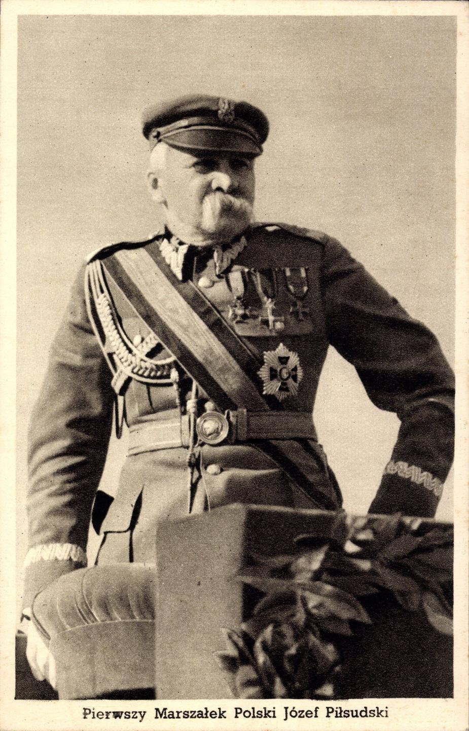 Schwarzweißfotografie von Józef Piłsudski in militärischer Montur Schwarzweißfotografie von Józef Piłsudski in militärischer Montur