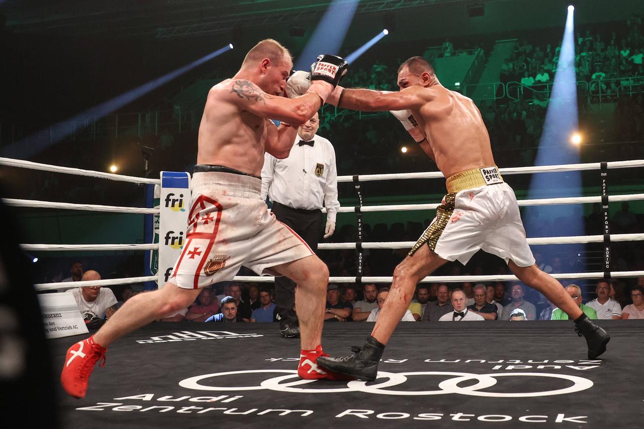 Araik Marutjan im Boxkampf gegen Nodar Robakidze in Rostock Araik Marutjan im Boxkampf gegen Nodar Robakidze in Rostock
