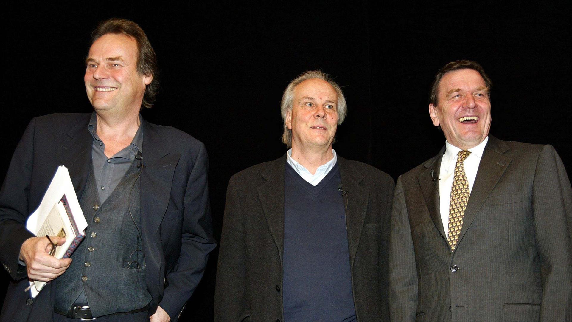 Die Schriftsteller Peter Schneider (links) und Hans Christoph Buch bei einer Veranstaltung mit dem damaligen Bundeskanzler Gerhard Schröder. Die Schriftsteller Peter Schneider (links) und Hans Christoph Buch bei einer Veranstaltung mit dem damaligen Bundeskanzler Gerhard Schröder.
