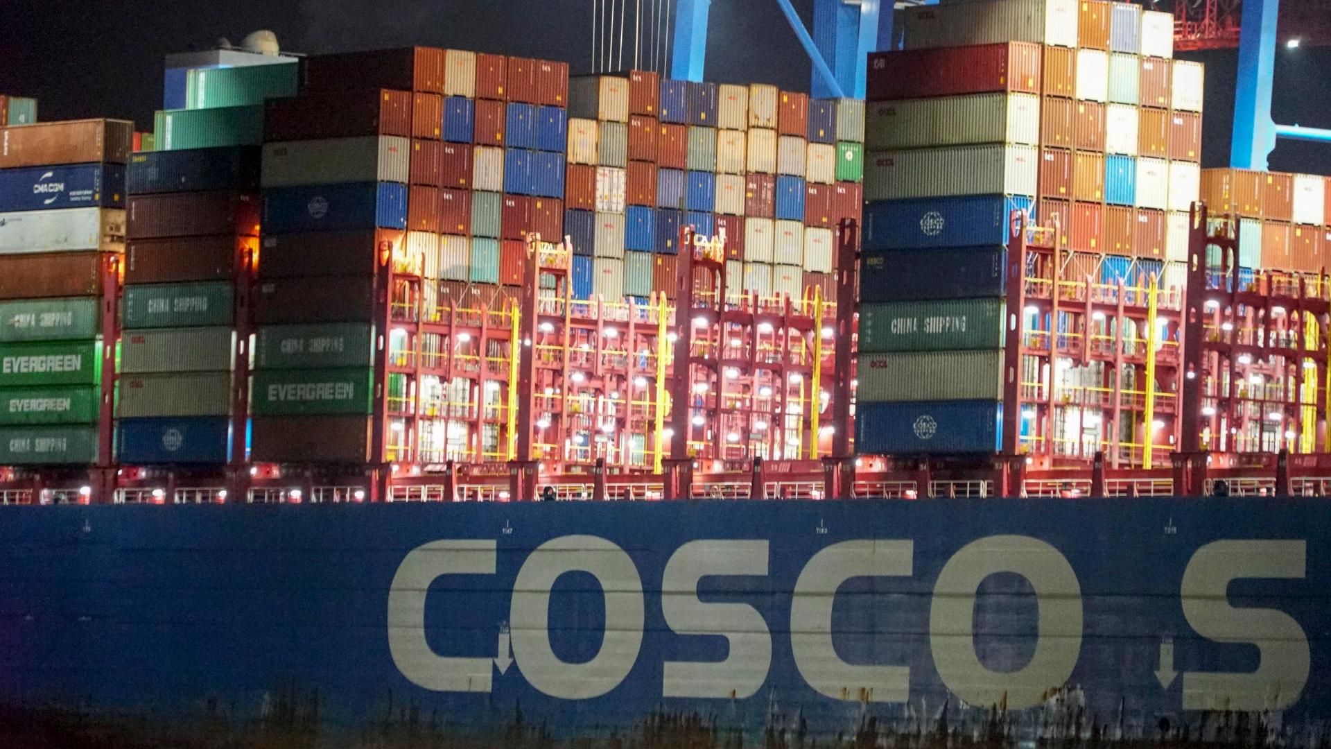 Ein Containerschiff der chinesischen Firma Cosco im Hamburger Hafen. 