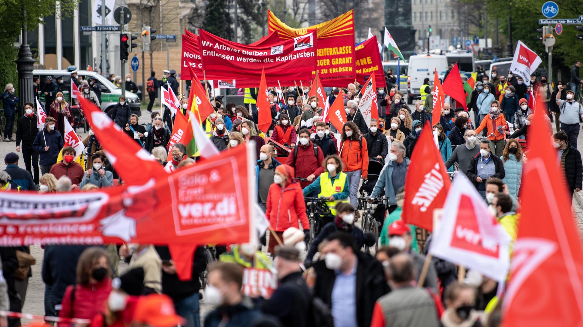 Zahlreiche Teilnehmer auf einer Kundgebung des Deutschen Gewerkschaftsbundes (DGB) zum 1. Mai 2021 in München