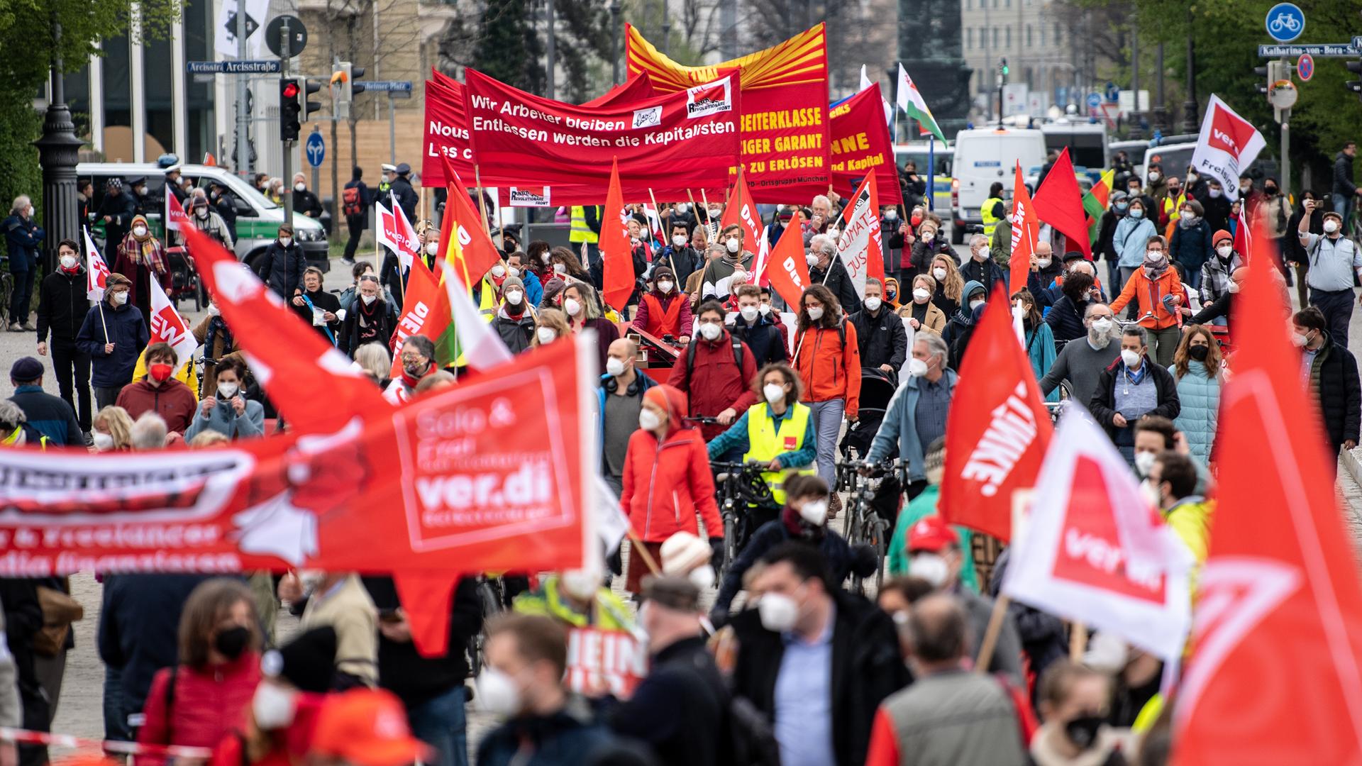 Zahlreiche Teilnehmer auf einer Kundgebung des Deutschen Gewerkschaftsbundes (DGB) zum 1. Mai 2021 in München Zahlreiche Teilnehmer auf einer Kundgebung des Deutschen Gewerkschaftsbundes (DGB) zum 1. Mai 2021 in München