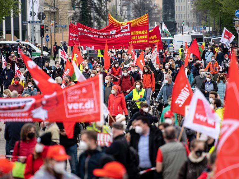 Zahlreiche Teilnehmer auf einer Kundgebung des Deutschen Gewerkschaftsbundes (DGB) zum 1. Mai 2021 in München