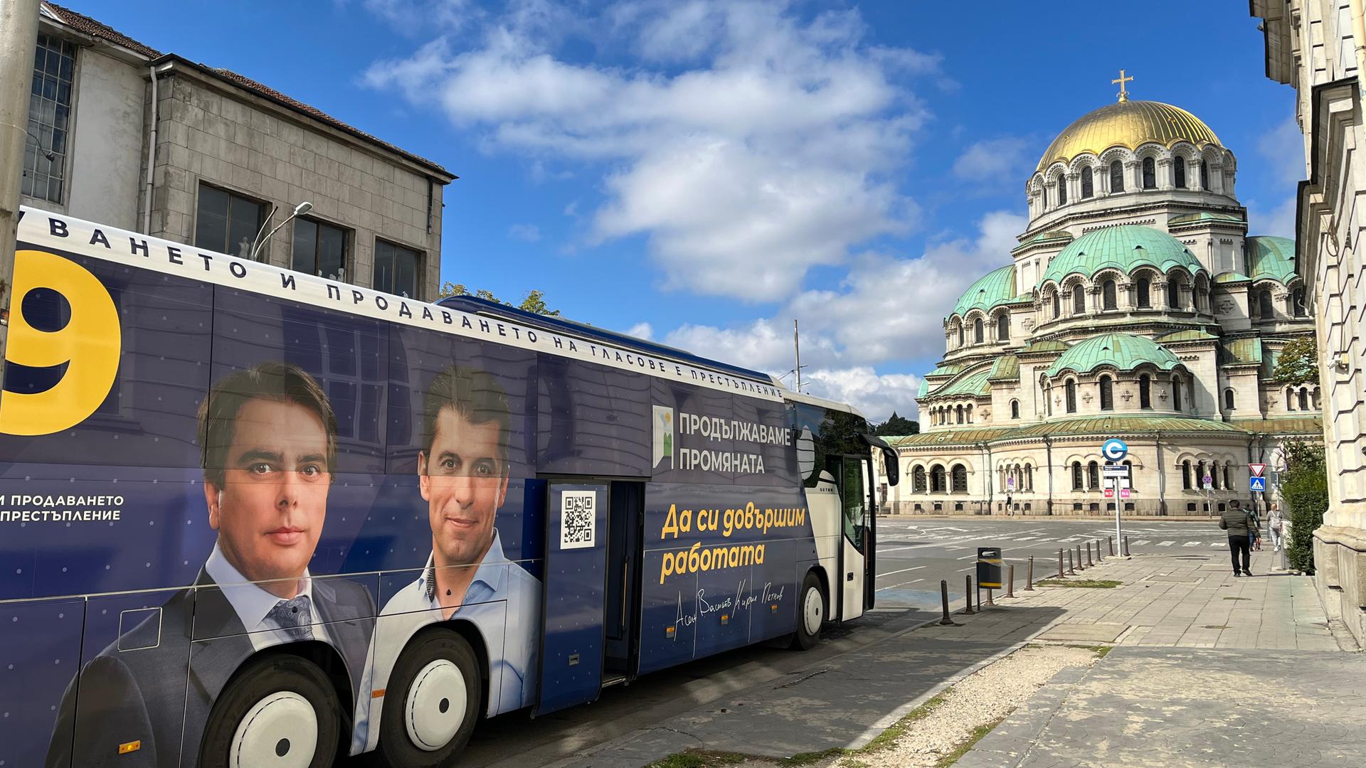 Wahlkampfbus mit Plakat von Kiril Petkow von der Partei „Wir setzen den Wandel fort“ Wahlkampfbus mit Plakat von Kiril Petkow von der Partei „Wir setzen den Wandel fort“