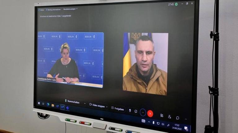 Auf einem Bildschirm sieht man links Berlins regierende Bürgermeisterin Franziska Giffey und rechts Vitali Klitschko, Bürgermeister von Kiew. Sein Bild stammt allerdings aus einem älteren Interview.