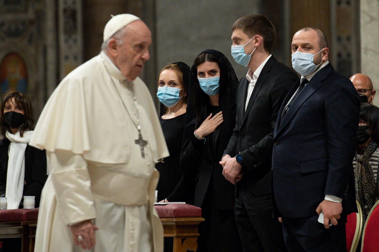 Der Abgeordnete Rustem Umerov, Bürgermeister Ivan Fedorov, die Parlamentarierinnen Maria Mezentseva und Olena Khomenko, davor Papst Franziskus. Der Abgeordnete Rustem Umerov, Bürgermeister Ivan Fedorov, die Parlamentarierinnen Maria Mezentseva und Olena Khomenko, davor Papst Franziskus.