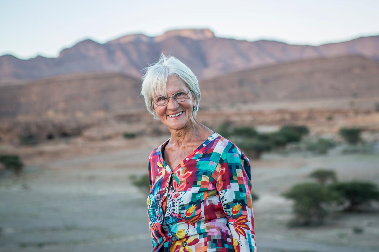 Gisela steht in einer bergigen Landschaft. Gisela steht in einer bergigen Landschaft.