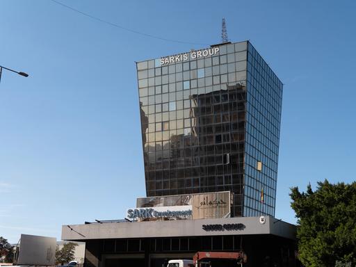 Das trichterförmige Gebäude des belarussischen Konsulats in Beirut hat eine dunkle Glasfasade mit Blick aufs Mittelmeer.