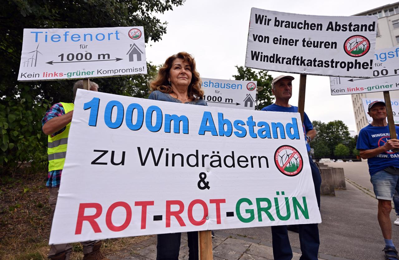 Windkraftgegner demonstrieren in Thüringen. Auf ihrem Transparent steht "1000 Meter Abstand zu Windrädern & Rot-Rot-Grün" Windkraftgegner demonstrieren in Thüringen. Auf ihrem Transparent steht "1000 Meter Abstand zu Windrädern & Rot-Rot-Grün"