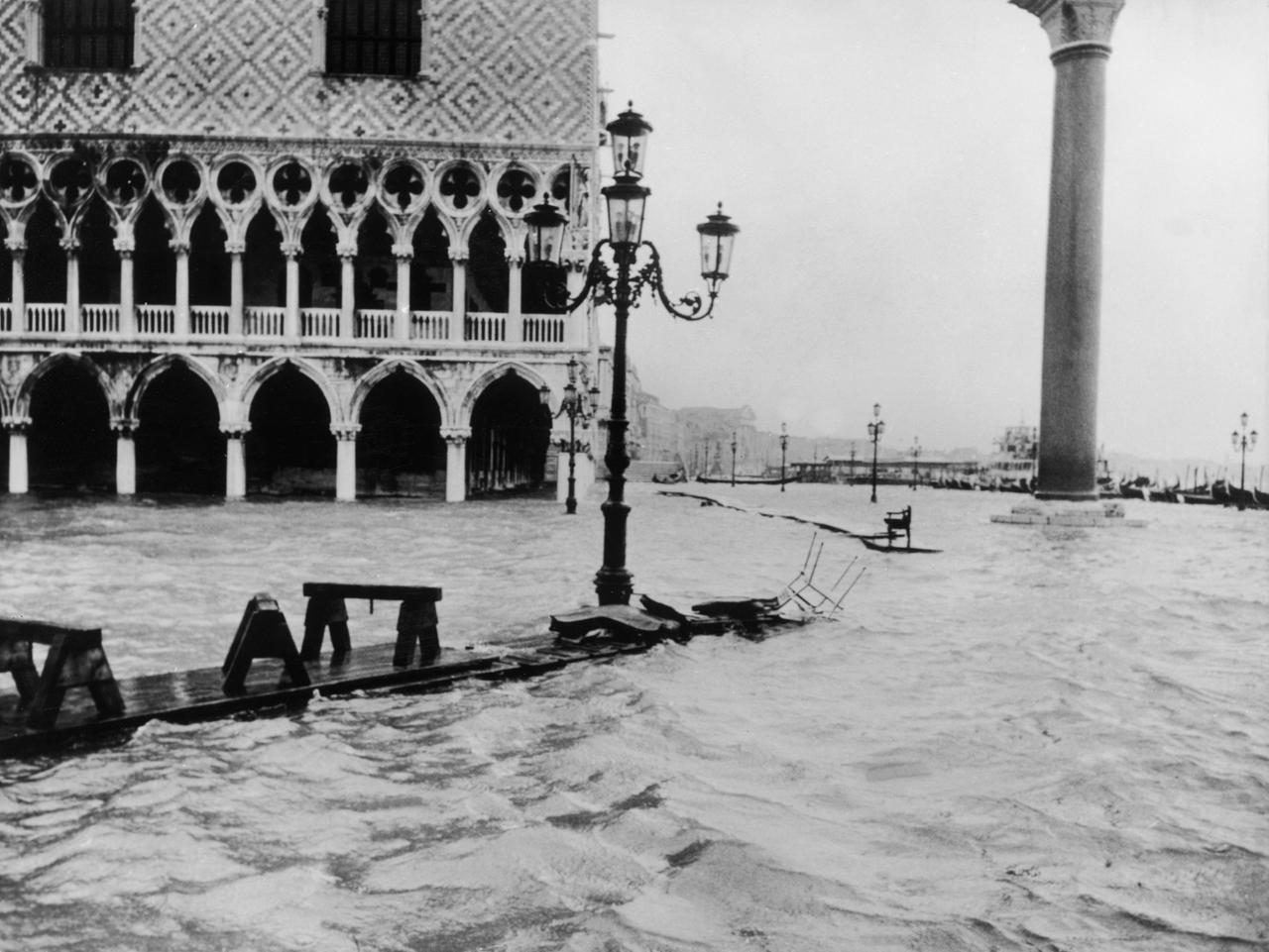 Der meterhohe überschwemmte Markusplatz in Venedig im Januar 1966.