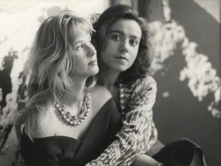 Die beiden Sängerinnen von Saâda Bonaire posieren für eine Schwarzweiß-Promotionfotos in enger Umarmung: Stephanie Lange und Andrea Ebert.