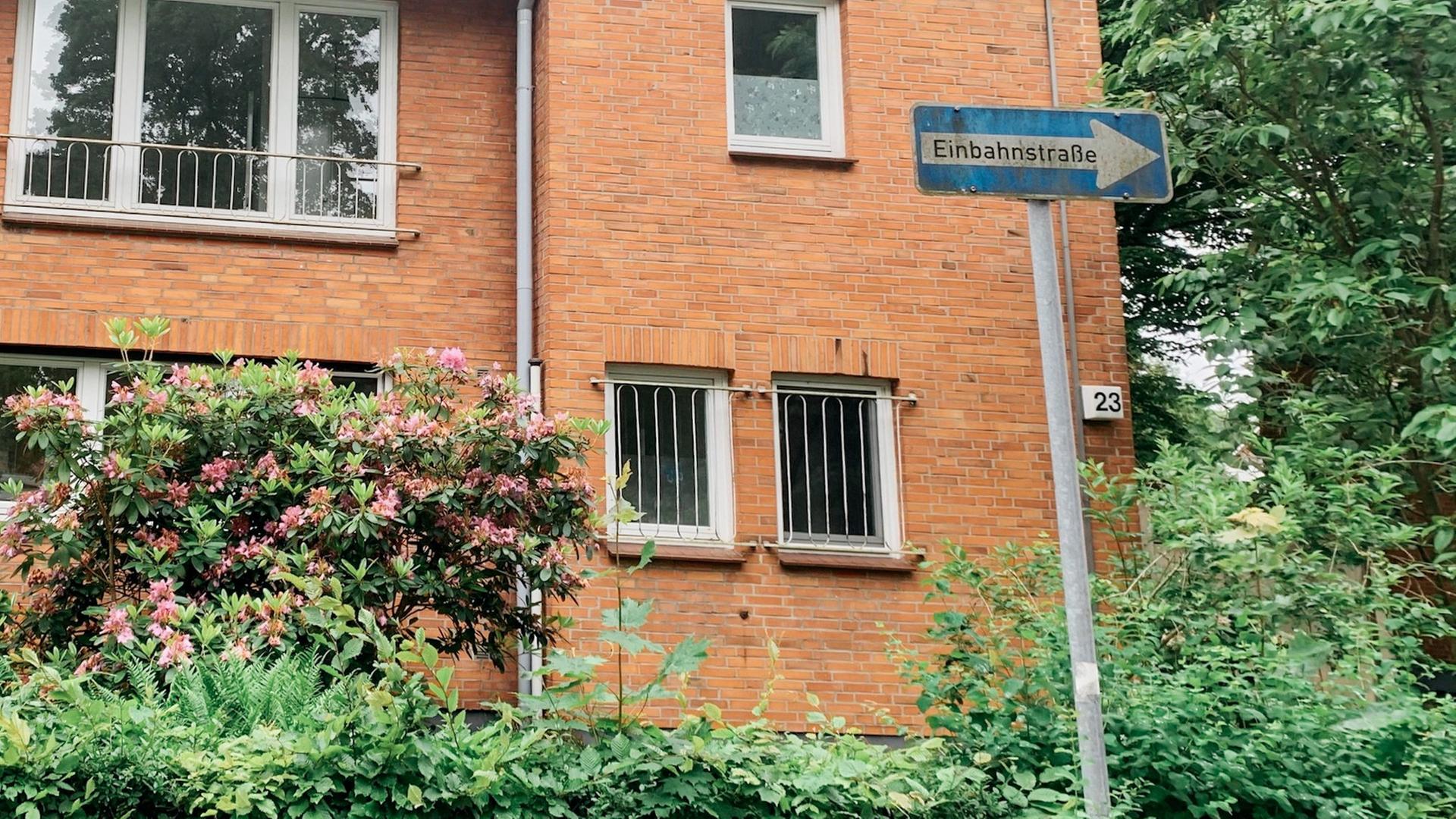 Ein zweistöckiger Klinkerbau in Hamburg im Grotefendweg 23. Im Vorgarten blüht ein Strauch. Ein zweistöckiger Klinkerbau in Hamburg im Grotefendweg 23. Im Vorgarten blüht ein Strauch.