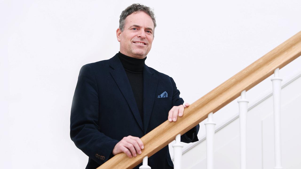 Ingmar Hoerr steht auf einer Treppe Ingmar Hoerr steht auf einer Treppe