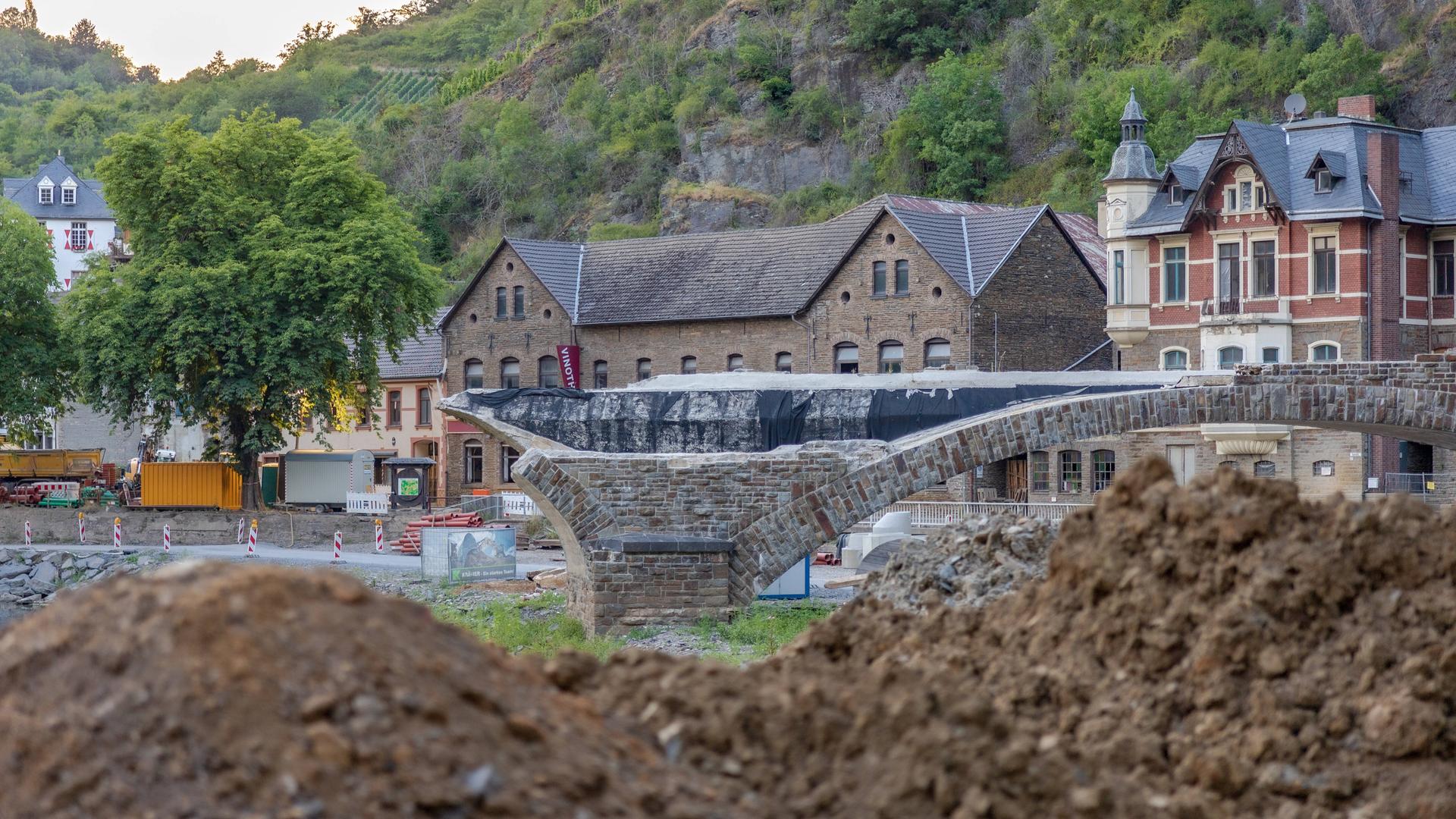 Die von der Flut zerstörte Eisenbahnbrücke in Ahrweiler, sowie eine parallel verlaufene Fußgängerbrücke, die jeweils zu einem Tunnel führt Die von der Flut zerstörte Eisenbahnbrücke in Ahrweiler, sowie eine parallel verlaufene Fußgängerbrücke, die jeweils zu einem Tunnel führt