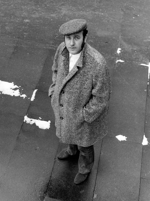 Der deutsche Sänger, Schauspieler und Schriftsteller Manfred Krug in einem Park in Hamburg am 18. März 1978