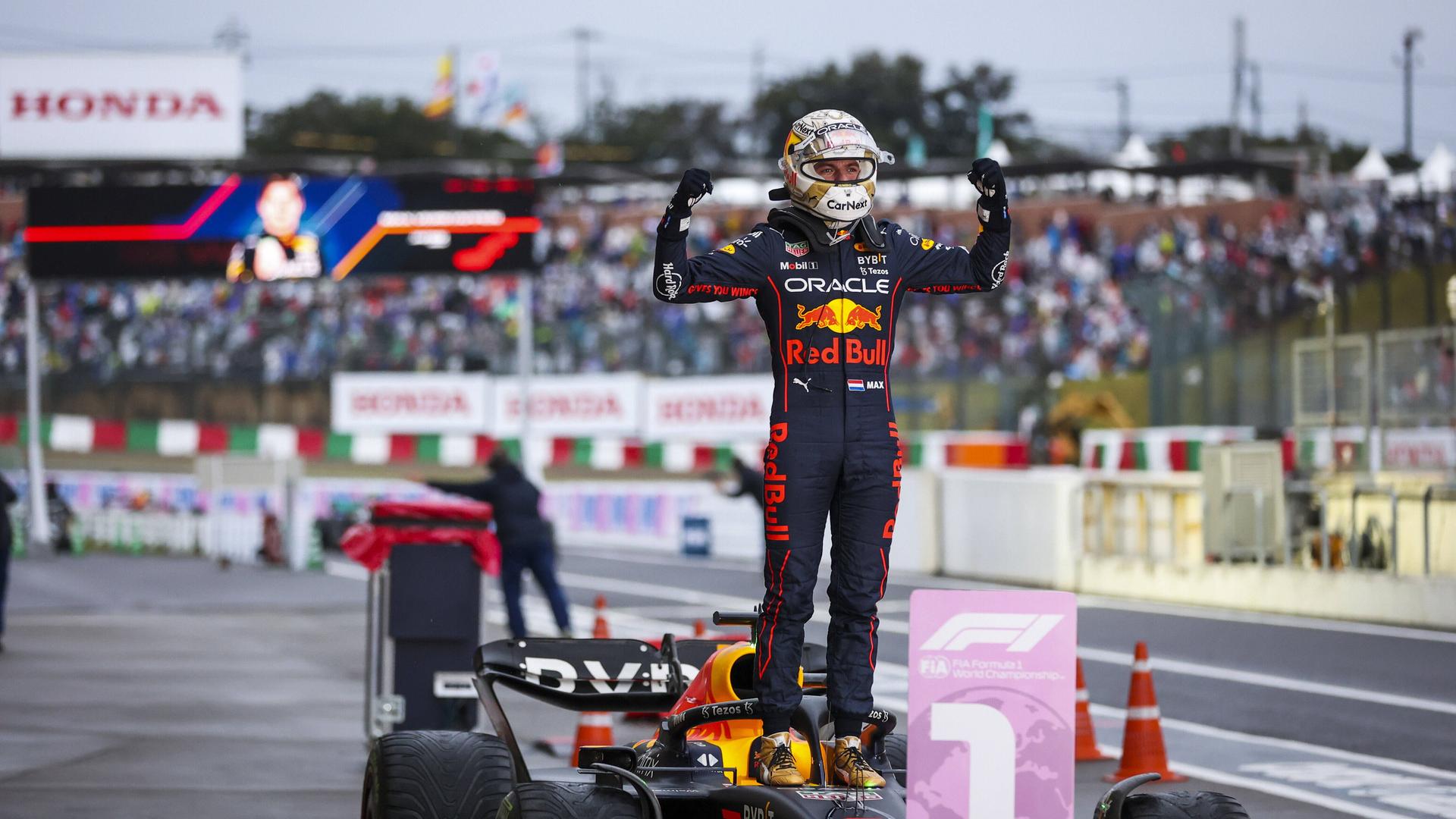 Der Niederländer Max Verstappen steht auf seinem Auto. Der Niederländer Max Verstappen steht auf seinem Auto.