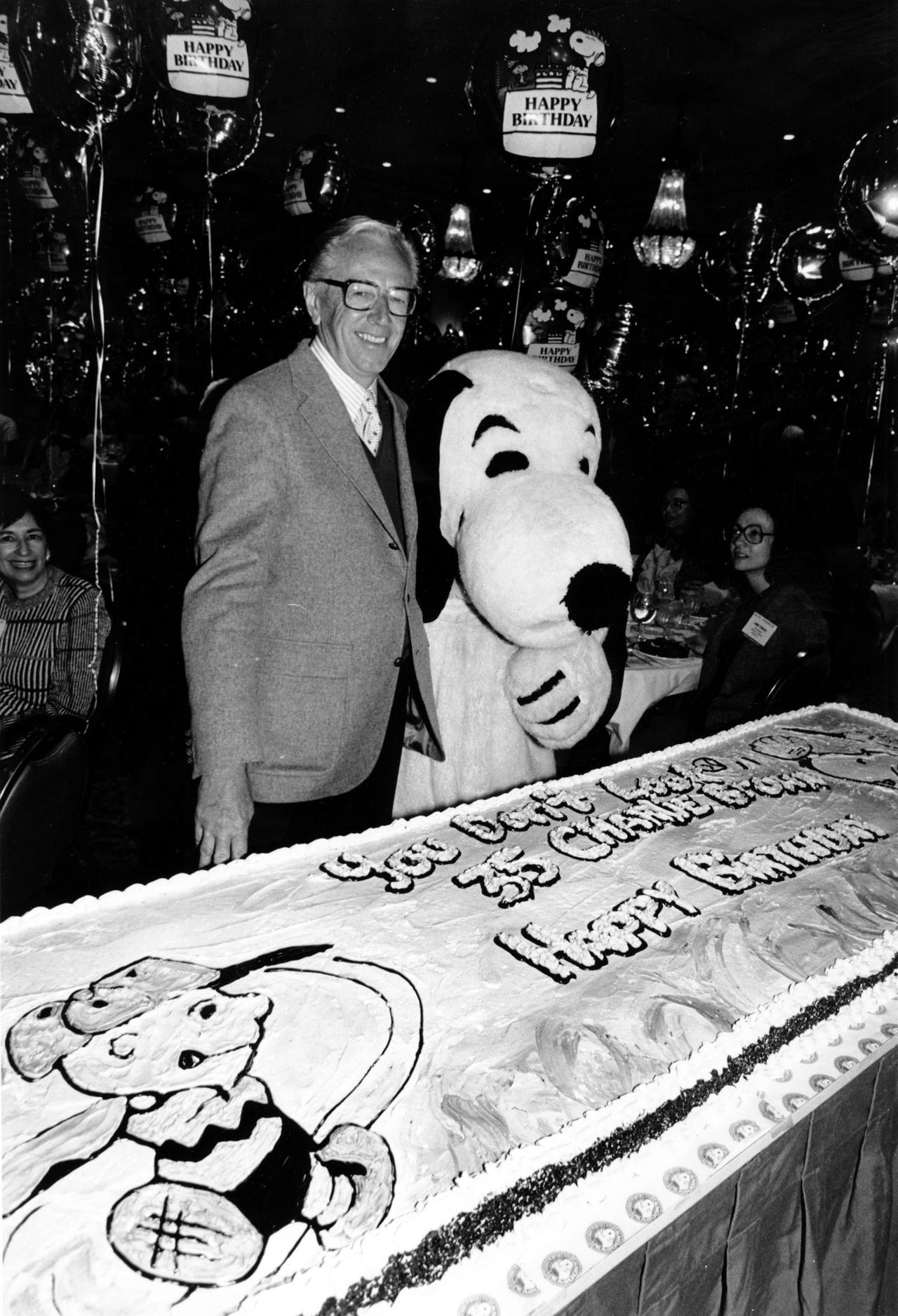 Charles Monroe Schulz posiert im Jahr 1985 mit Snoopy. Das Bild ist in schwarz-weiß.