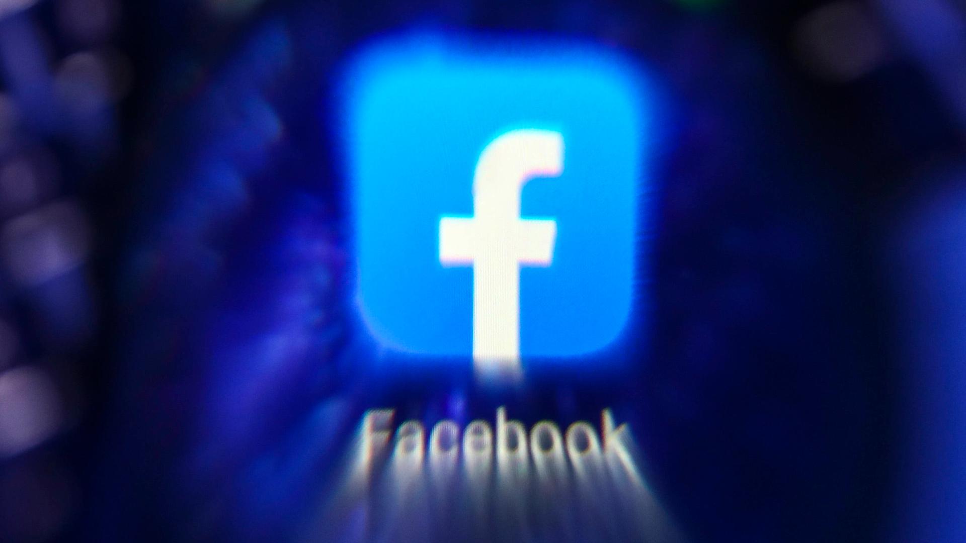Ein unscharf aufgenommenes Logo von Facebook. Ein unscharf aufgenommenes Logo von Facebook.