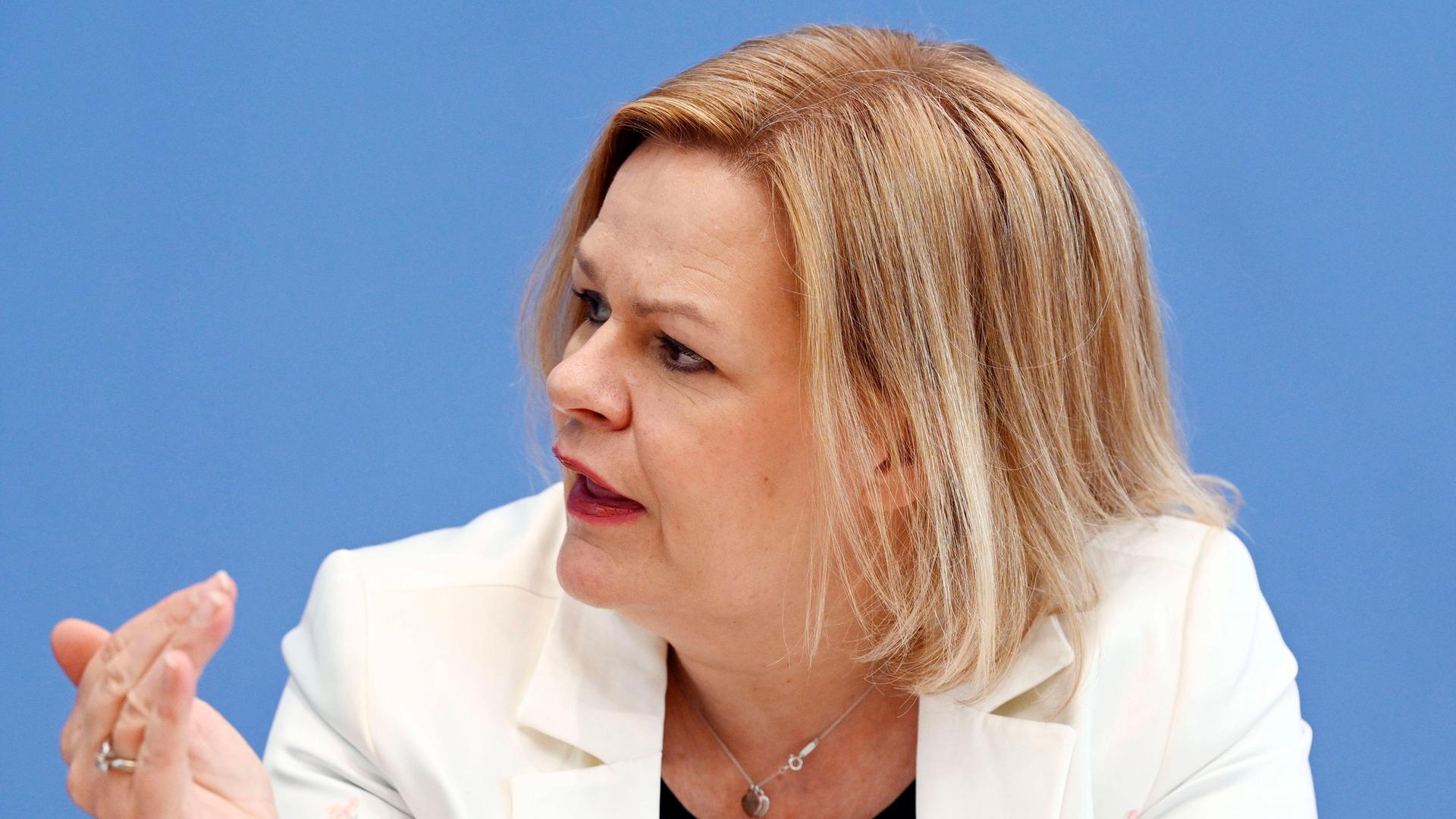 Nancy Faeser bei der Pressekonferenz Polizeiliche Kriminalstatistik 2021 im Haus der Bundespressekonferenz. Berlin, 05.04.2022 Nancy Faeser bei der Pressekonferenz Polizeiliche Kriminalstatistik 2021 im Haus der Bundespressekonferenz. Berlin, 05.04.2022