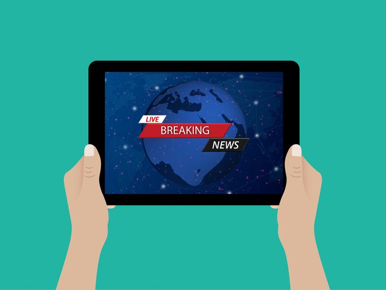 Illustration zweier Hände, die ein Tablet mit dem Schriftzug "Breaking News" halten.