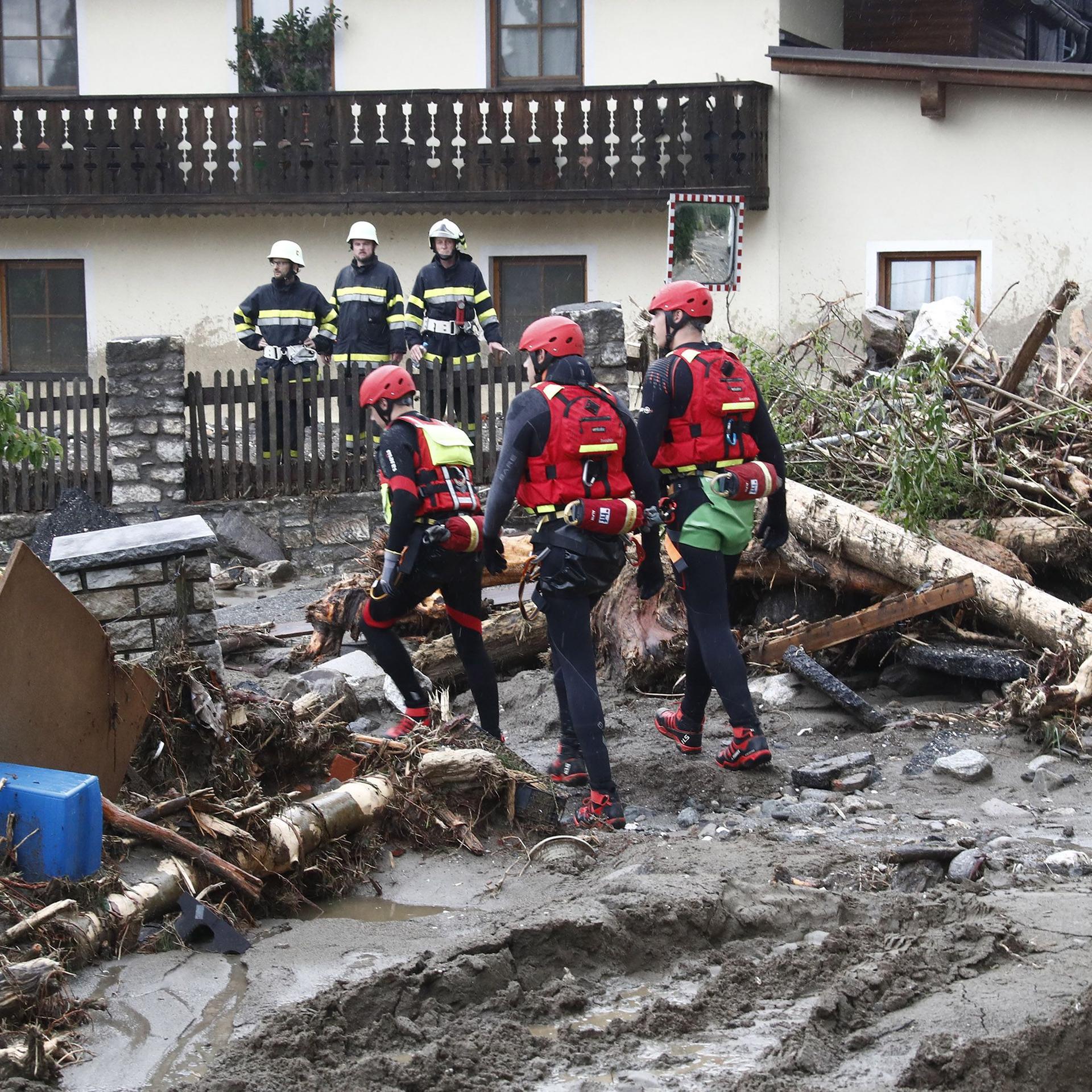 Einsatzkräfte des Katastropfenschutz bei ihren Arbeiten nach einem Unwetter mit schweren Schäden in Österreich im Bezirk Villach-Land.