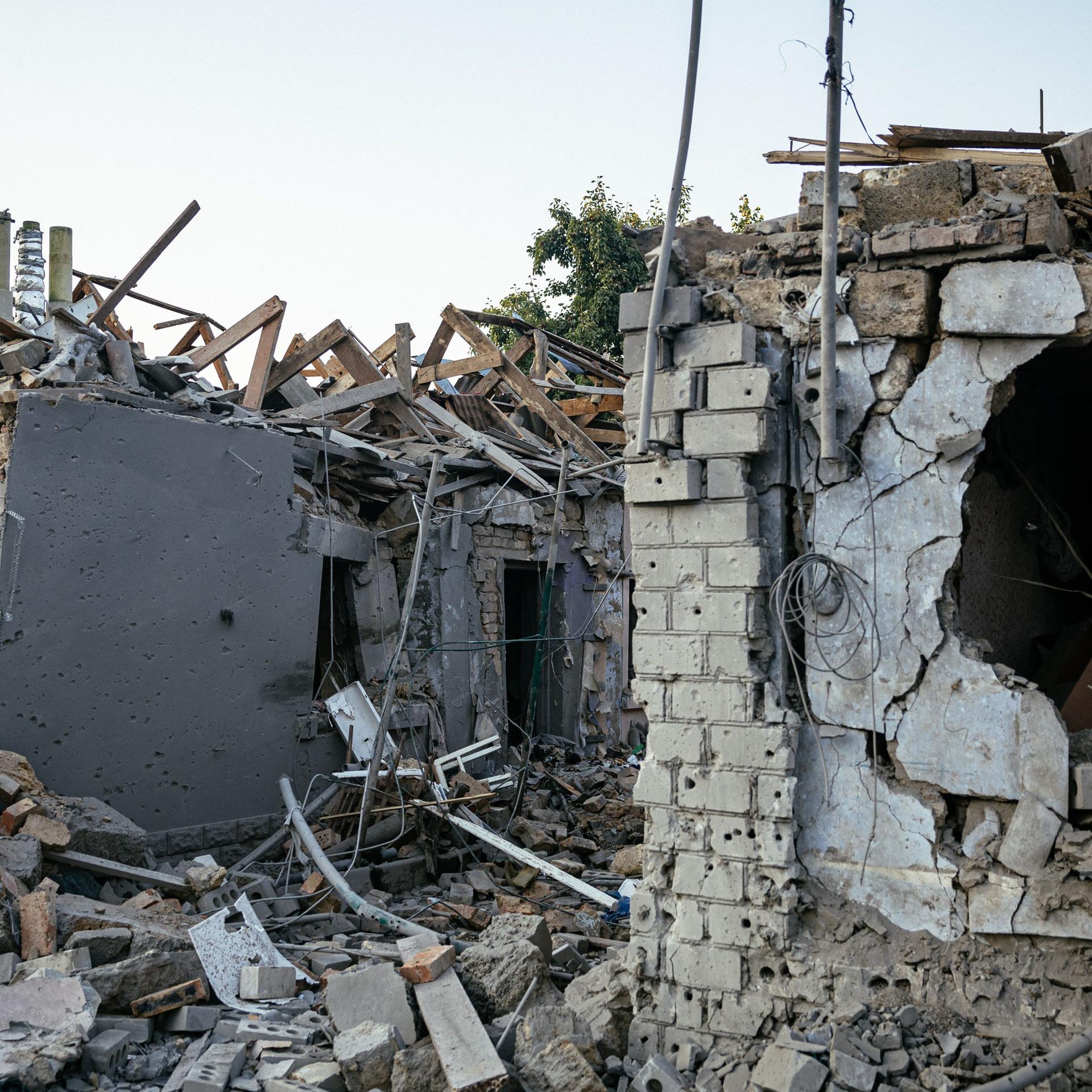 Ein von russischen Raketen zerstörtes Haus in Mykolajiw in der Ukraine.