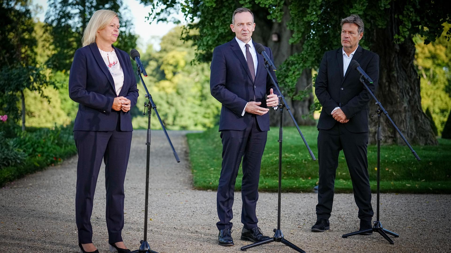 Meseberg: Nancy Faeser (SPD), Bundesministerin für Inneres und Heimat, Volker Wissing (FDP), Bundesminister für Verkehr und Digitales, und Robert Habeck (Bündnis 90/Die Grünen), Bundesminister für Wirtschaft und Klimaschutz, geben am Rande der Klausur des Bundeskabinetts vor dem Schloss Meseberg eine Pressekonferenz zur Digitalstrategie. Meseberg: Nancy Faeser (SPD), Bundesministerin für Inneres und Heimat, Volker Wissing (FDP), Bundesminister für Verkehr und Digitales, und Robert Habeck (Bündnis 90/Die Grünen), Bundesminister für Wirtschaft und Klimaschutz, geben am Rande der Klausur des Bundeskabinetts vor dem Schloss Meseberg eine Pressekonferenz zur Digitalstrategie.