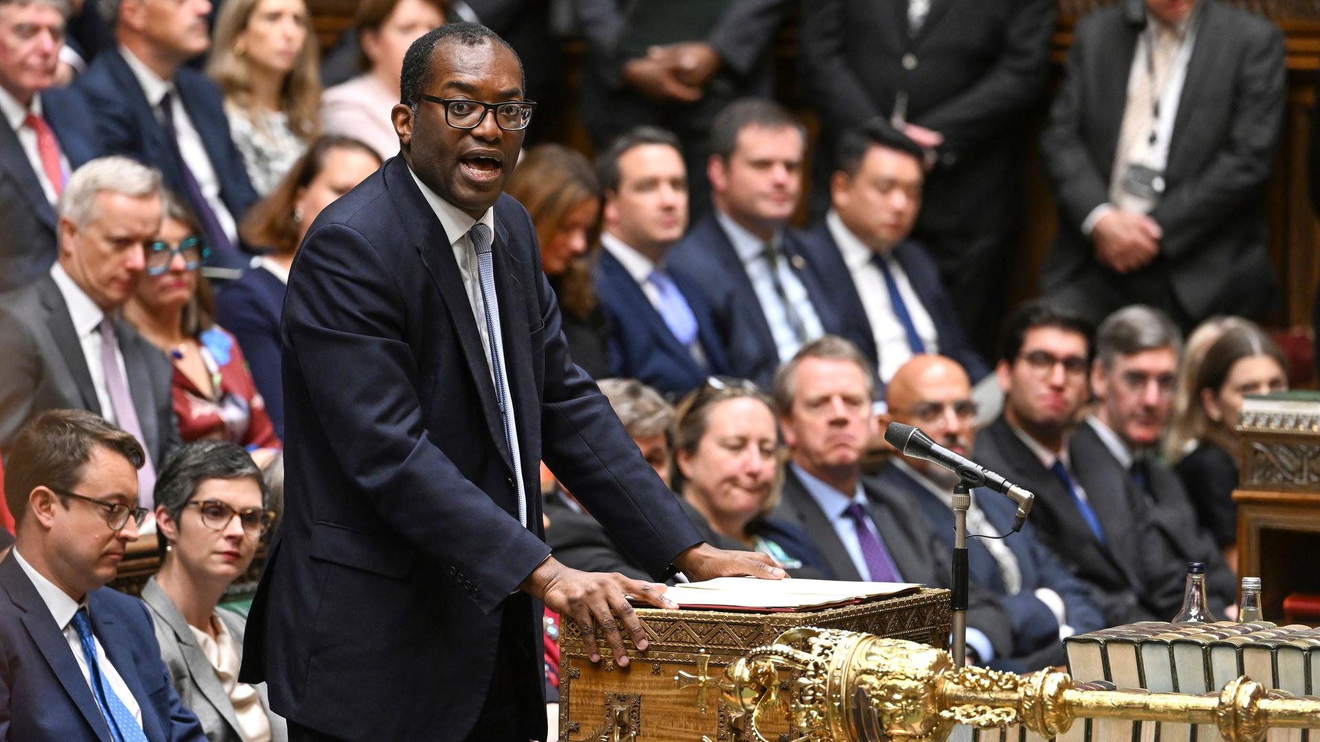 Auf diesem vom britischen Parlament zur Verfügung gestellten Foto spricht der britische Finanzminister Kwasi Kwarteng im britischen Unterhaus. Auf diesem vom britischen Parlament zur Verfügung gestellten Foto spricht der britische Finanzminister Kwasi Kwarteng im britischen Unterhaus.
