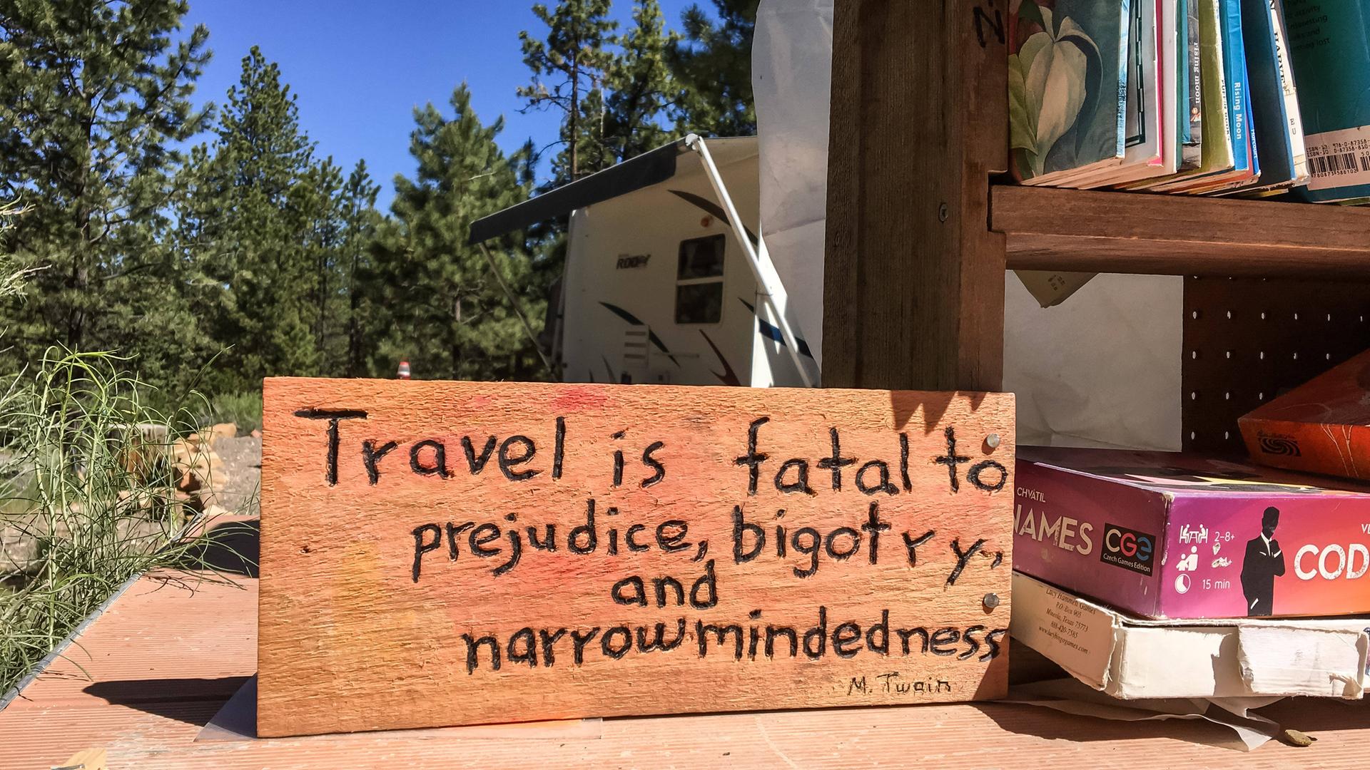 An der Rezeption eines staatlichen Campinplatz im Bryce Canyon, Utah, können Reisende Bücher, Kleidung, Feuerholz, Campingbedarf und Essen abgeben, welches sie nicht mehr brauchen, andere Reisende aber benötigen könnten. Die Campinplatzleitung hat daneben ein Schild mit einem Zitat des Schriftstellers Mark Twain "Reisen ist fatal für Vorurteile, Bigotterie und Engstirnigkeit" (engl.) aufgestellt. An der Rezeption eines staatlichen Campinplatz im Bryce Canyon, Utah, können Reisende Bücher, Kleidung, Feuerholz, Campingbedarf und Essen abgeben, welches sie nicht mehr brauchen, andere Reisende aber benötigen könnten. Die Campinplatzleitung hat daneben ein Schild mit einem Zitat des Schriftstellers Mark Twain "Reisen ist fatal für Vorurteile, Bigotterie und Engstirnigkeit" (engl.) aufgestellt.