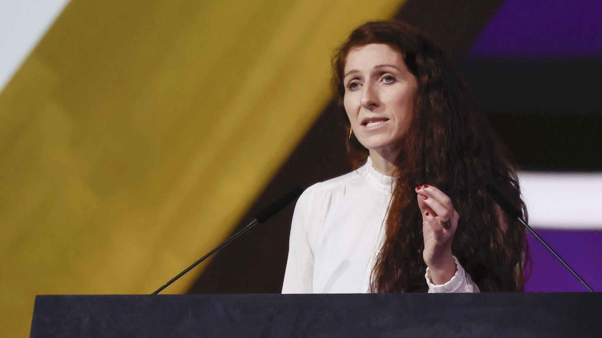 Lise Klaveness, die Präsidentin des norwegischen Fußballverbandes während ihrer Rede auf dem FIFA-Kongress in Doha Lise Klaveness, die Präsidentin des norwegischen Fußballverbandes während ihrer Rede auf dem FIFA-Kongress in Doha