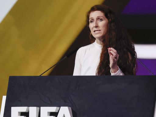 Lise Klaveness, die Präsidentin des norwegischen Fußballverbandes während ihrer Rede auf dem FIFA-Kongress in Doha