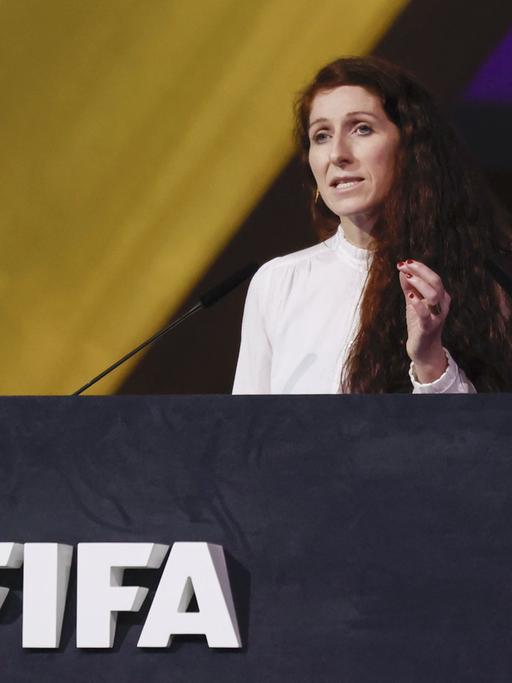 Lise Klaveness, die Präsidentin des norwegischen Fußballverbandes während ihrer Rede auf dem FIFA-Kongress in Doha