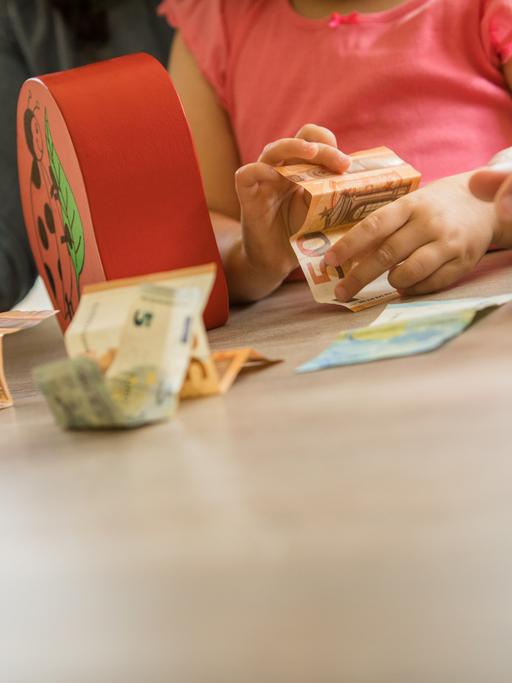 ILLUSTRATION - Geldscheine liegen am 11.08.2021 in Weyhe (Niedersachsen) auf einem Tisch (gestellte Szene). Foto: Christin Klose