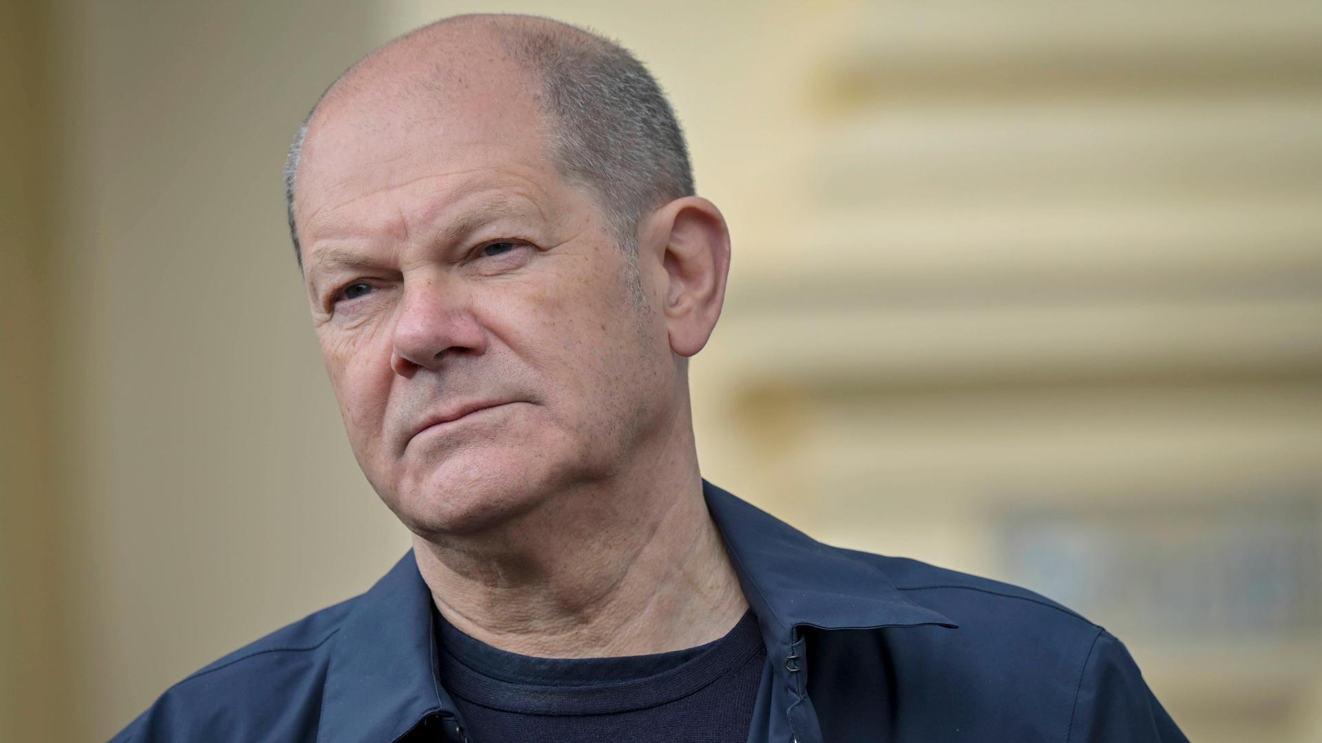 Porträt von Bundeskanzler Olaf Scholz mit schräg gehaltenem Kopf und leicht zusammengekniffenen Augen, 2022. Porträt von Bundeskanzler Olaf Scholz mit schräg gehaltenem Kopf und leicht zusammengekniffenen Augen, 2022.