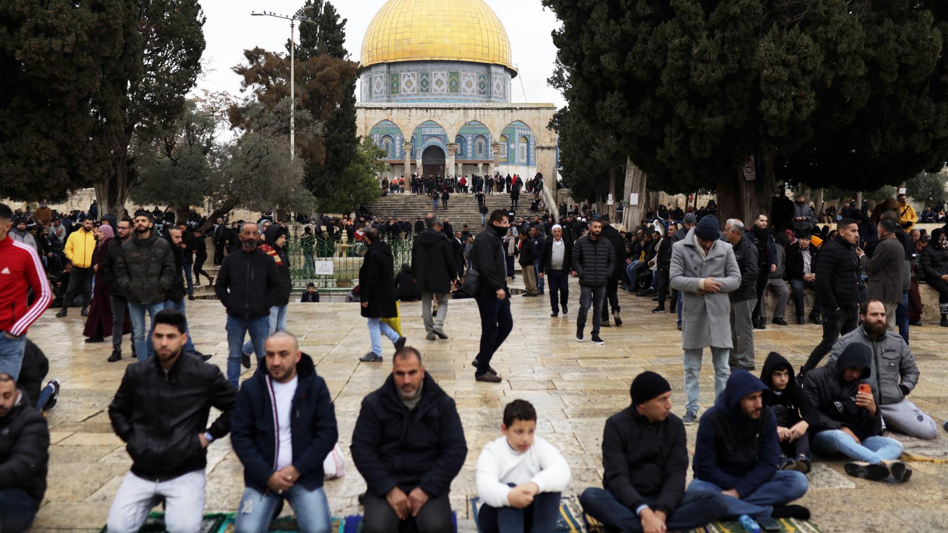 Palästinenser versammeln sich vor der al-Aqsa-Moschee in Jerusalem zum Freitagsgebet am 6.1.2023 Palästinenser versammeln sich vor der al-Aqsa-Moschee in Jerusalem zum Freitagsgebet am 6.1.2023