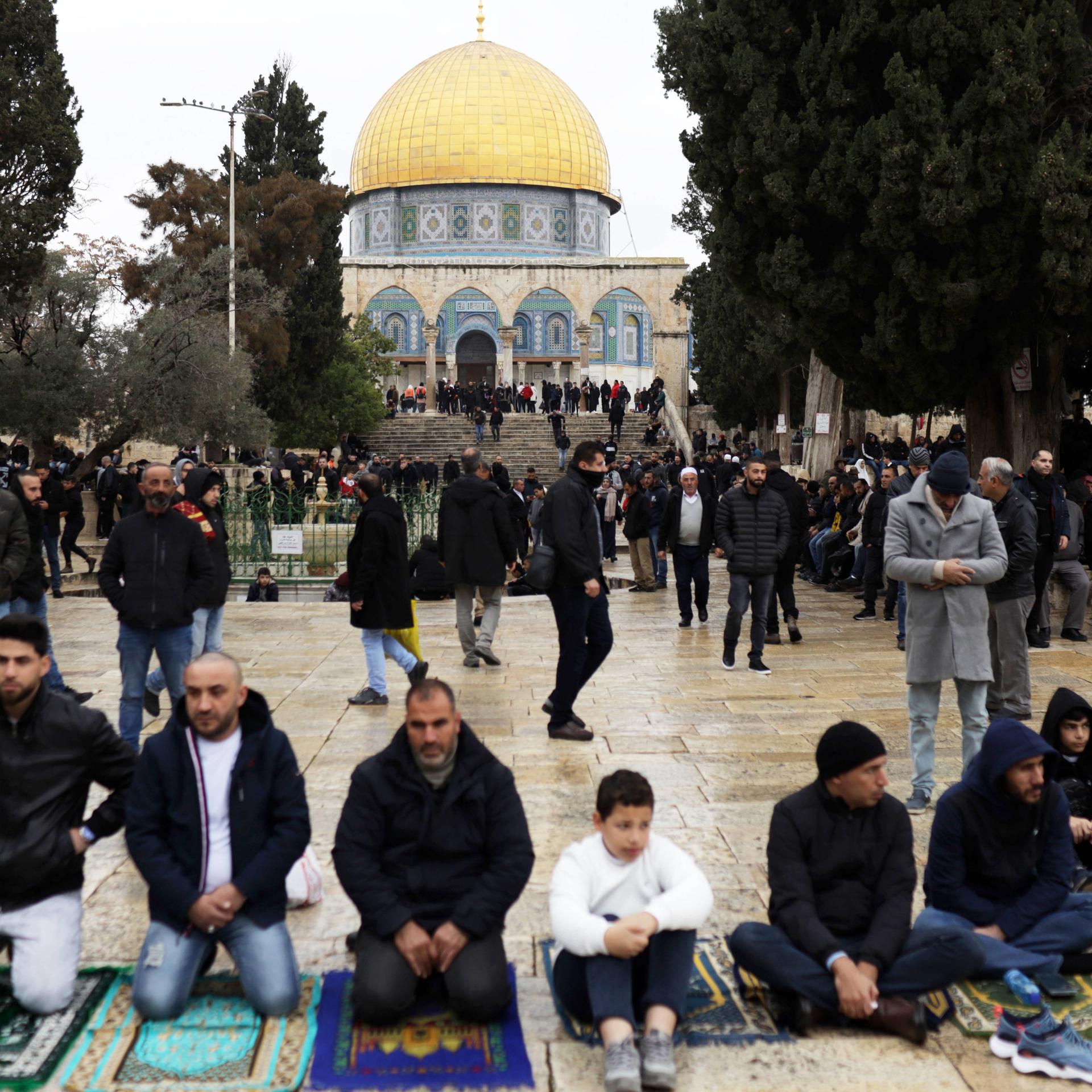 Palästinenser versammeln sich vor der al-Aqsa-Moschee in Jerusalem zum Freitagsgebet am 6.1.2023