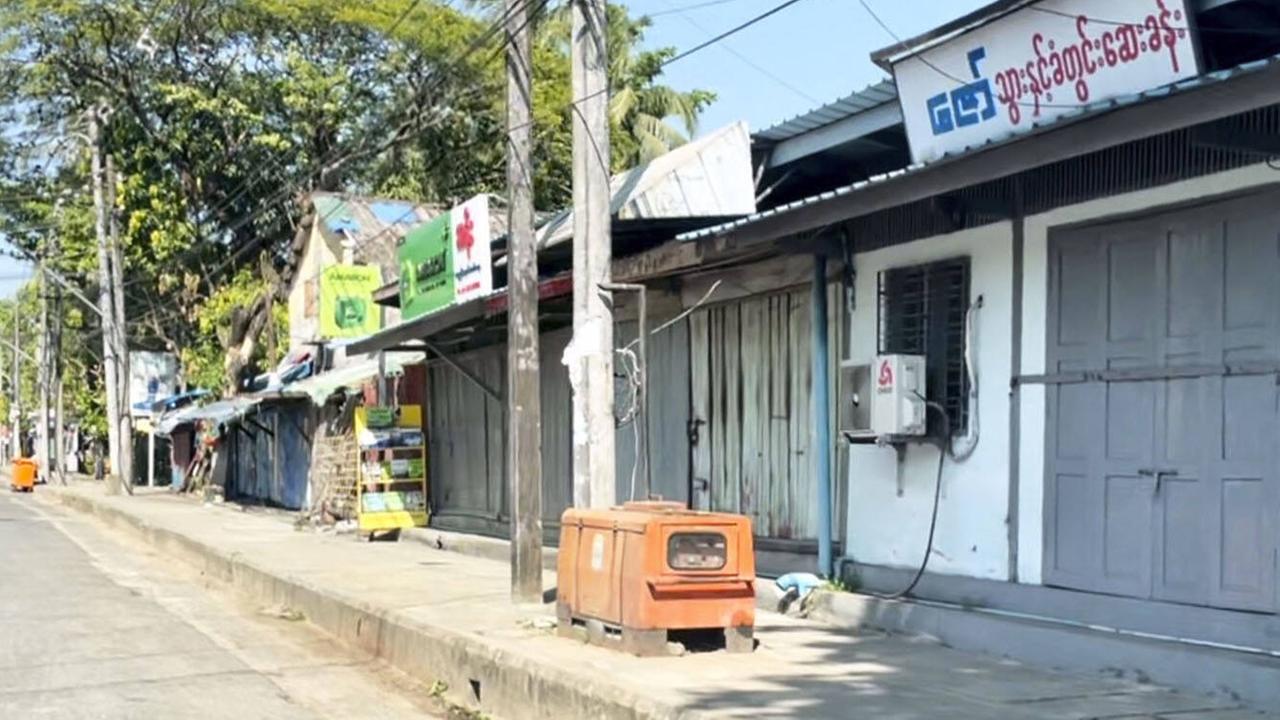 Eine leere Straße in Yangon. Die Geschäfte sind geschlossen.