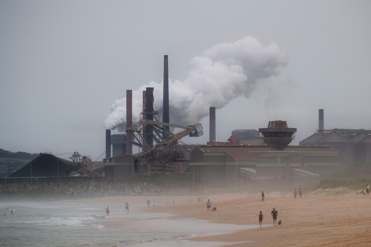 Eine Gesamtansicht des Stahlwerks und der Kohleverladeanlage in Port Kembla am 01. Februar 2021 in Wollongong, Australien. Der Kohleabbau in der Region Illawarra soll ausgeweitet werden, nachdem kürzlich die Wiedereröffnung der ältesten Mine in der Region beschlossen wurde. Eine Gesamtansicht des Stahlwerks und der Kohleverladeanlage in Port Kembla am 01. Februar 2021 in Wollongong, Australien. Der Kohleabbau in der Region Illawarra soll ausgeweitet werden, nachdem kürzlich die Wiedereröffnung der ältesten Mine in der Region beschlossen wurde.